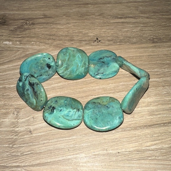 Plastic turquoise stone look elastic bracelet - Picture 1 of 3